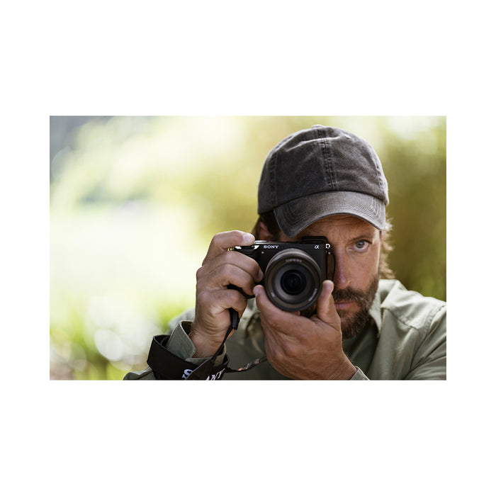 sony-a-6700-con-obiettivo-18-135-mm-oss-lifestyle